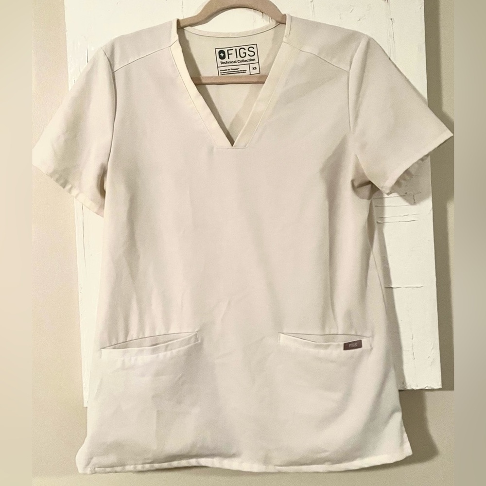 FIGS XS Technical Collection Three Pocket Scrub Top Short Sleeve Cream